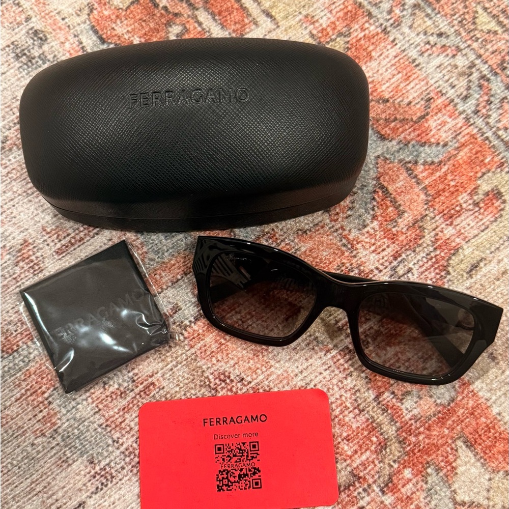 NEW Ferragamo Rectangular Sunglasses with case and cloth